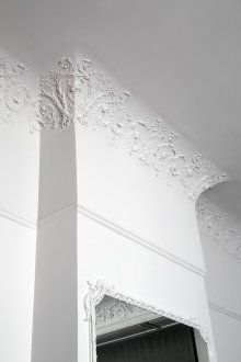 Putzdekor am Bordstein
