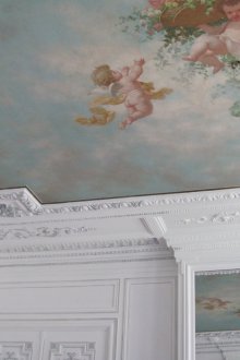 Gipsdekoration an der Decke mit Bemalung