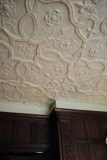 Putzdekor mit einem Muster an der Decke.