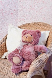 Bir kreş pembe sıvı duvar kağıdı