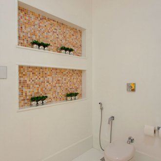 Nicho com mosaico no banheiro