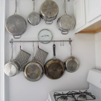 Trilhos para panelas na cozinha