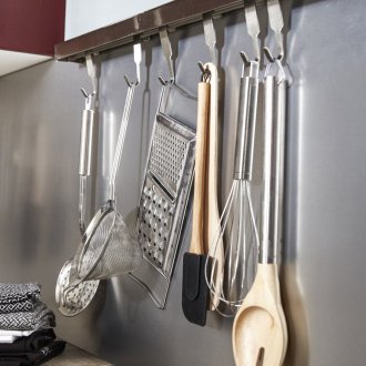 Trilhos na cozinha com painel decorativo