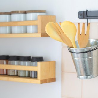 Trilhos na cozinha com um balde