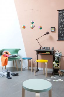 Pfirsichfarbe innerhalb eines Kinderzimmers