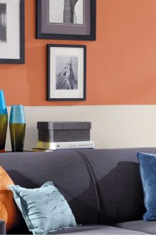 Pfirsichfarbe auf einer einfachen Wand im Innenraum