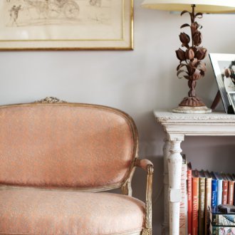 Pfirsichfarbenes Sofa im Innenraum