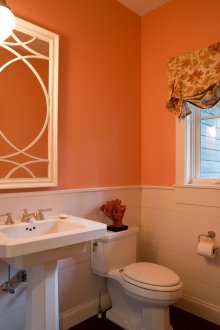Pfirsichfarbe im Inneren der Toilette