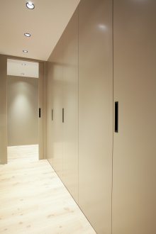 Συρόμενη ντουλάπα σε αίθουσα μπεζ με μοντέρνο στυλ
