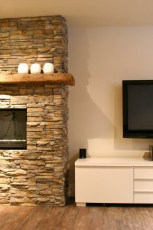 Wohnzimmer mit dekorativer Wand und Fernseher