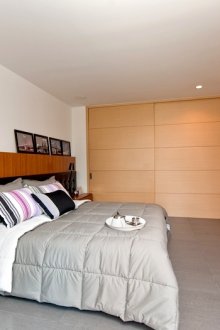 So platzieren Sie einen Fernseher im Schlafzimmer