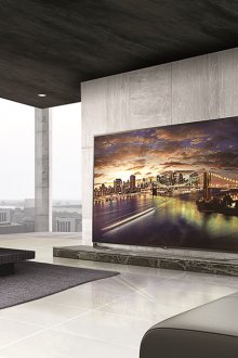 Großer Plasma-Fernseher im Wohnzimmer
