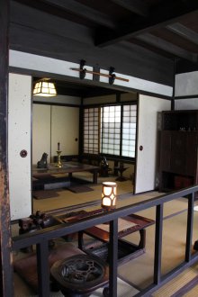 Interior Jepun dengan kayu gelap