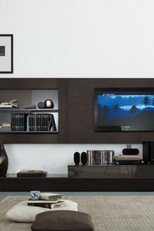 Kleine Holzwand mit integriertem Fernseher