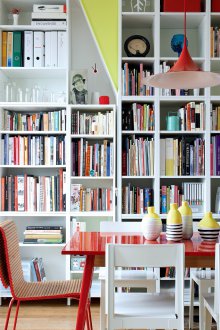 Parete nel soggiorno per i libri