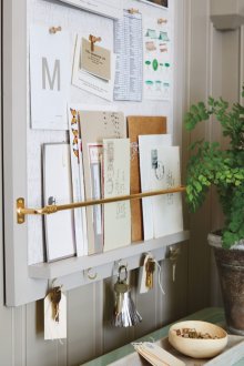 Tableau d'affichage avec crochets