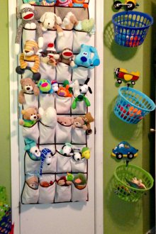 Rangement de jouets sur la porte