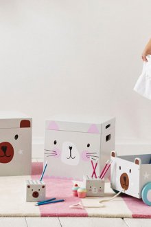 Stockage de jouets dans des boîtes en contreplaqué