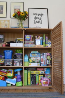 Rangement de jouets dans le salon