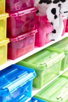 Stockage des jouets dans des conteneurs en plastique
