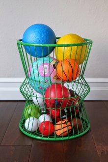 Rangement des jouets dans un panier