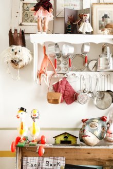 Rangement des jouets sur une étagère avec crochets.