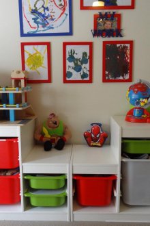 Stockage de jouets chez un petit garçon