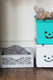 Stockage des jouets dans des conteneurs en plastique