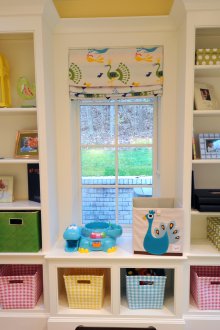 Rangement de jouets sous la fenêtre