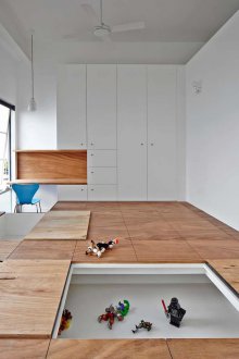 Rangement de jouets sur le podium