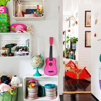 Stockage de jouets sur des structures suspendues dans la pépinière