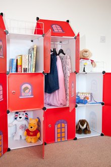 Stockage de jouets dans des casiers
