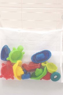 Rangement de jouets dans la salle de bain