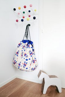 Stockage de jouets sur un cintre.