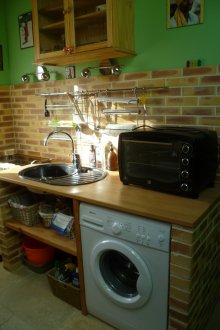 Bir tuğla kutu mutfakta çamaşır makinesi