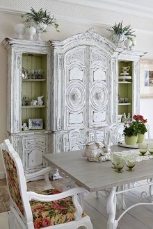 Büfe shabby chic tarzında beyaz oturma odasında
