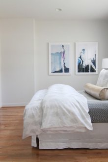 Cojín de almohada en una cama doble