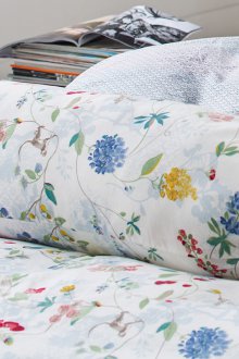 Cojín de almohada en la cama