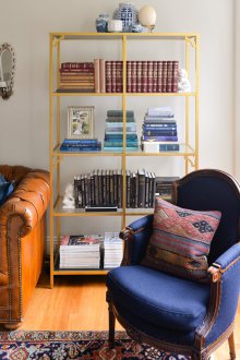 Rack for a drawing room gold