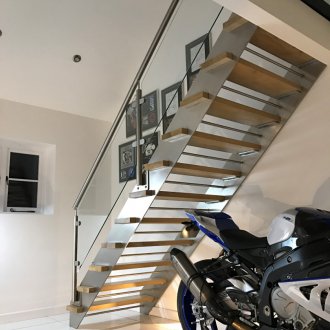 Metal bir çerçeve üzerinde ikinci kata düz merdiven