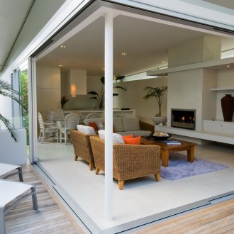 La cucina si trasforma facilmente in una terrazza con porte scorrevoli