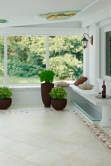 Panchine di pietra sulla veranda