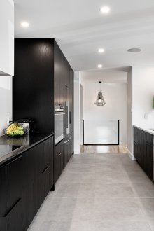 Mutfak tasarımı 20 m2 m siyah ve beyaz