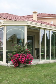 Portico vetrato con porte scorrevoli in una casa di campagna