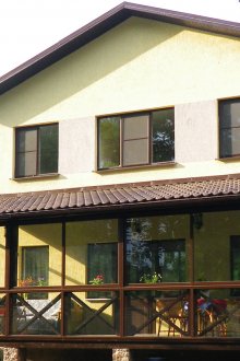 Portico vetrato in una casa di campagna