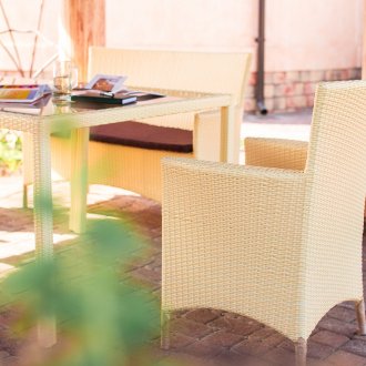 Mobili in vimini beige sulla terrazza