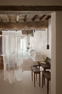 Style italien à l'intérieur avec poutres