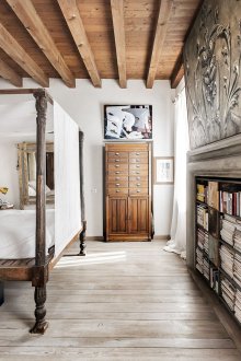 Style italien à l'intérieur avec des meubles sculptés