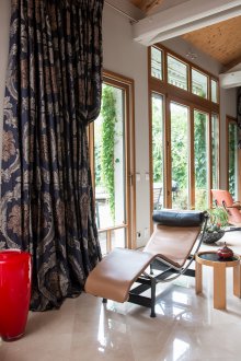 Style italien à l'intérieur avec des rideaux