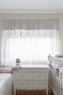 Shabby chic tarzında bir bebek odası için tasarım perdeler